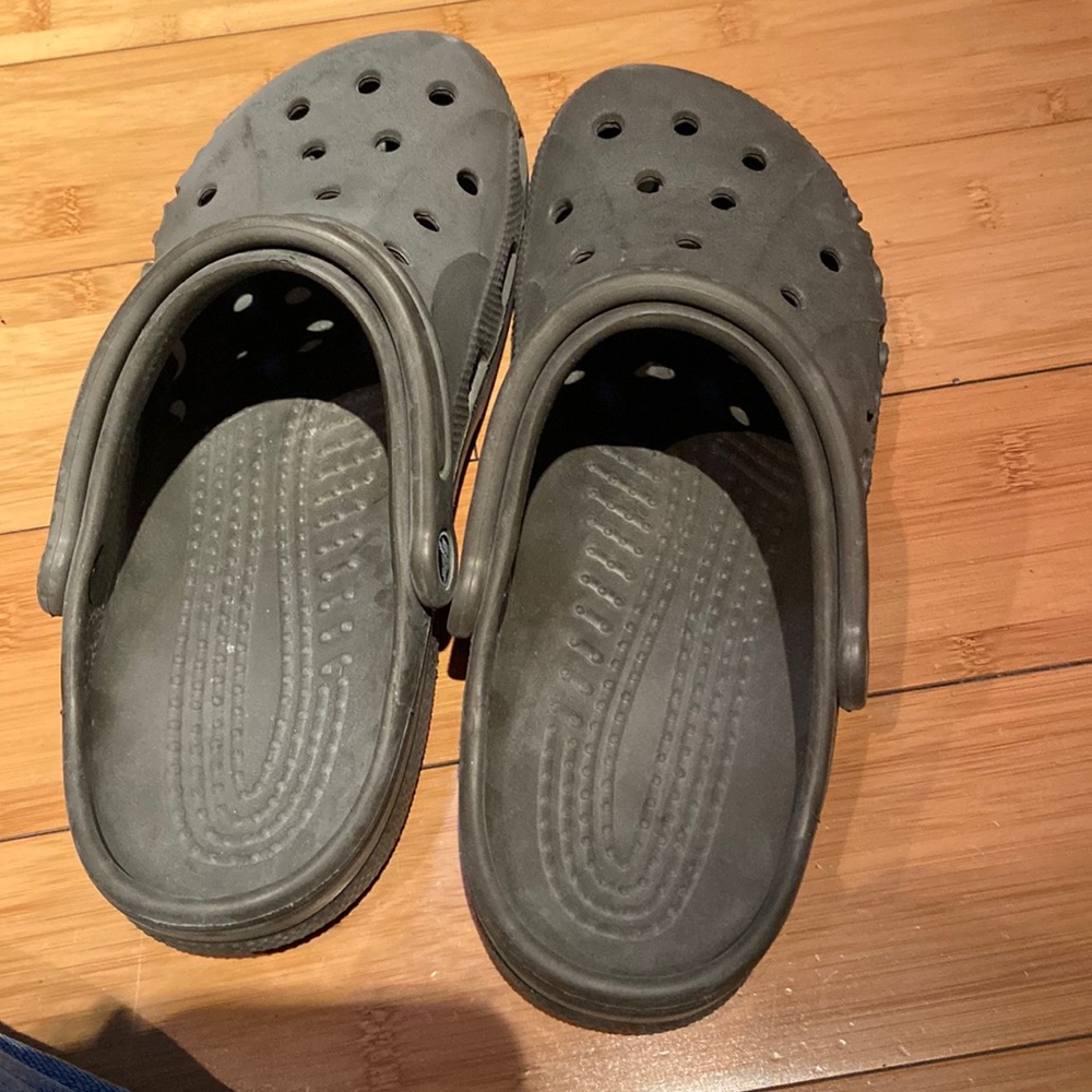 Men’s great crocs size 9